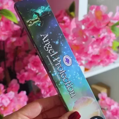 Pacote de sticks de masala Angel Protection com fundo de flores cor-de-rosa