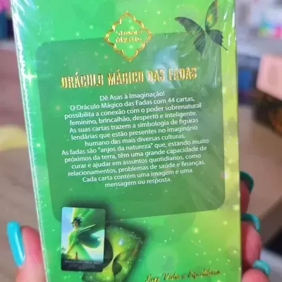 Caixa verde com oráculo mágico das fadas e uma imagem de fada e borboleta