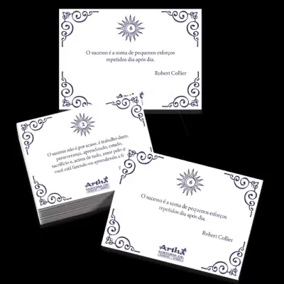 Cartões brancos com citações motivacionais e moldura azul