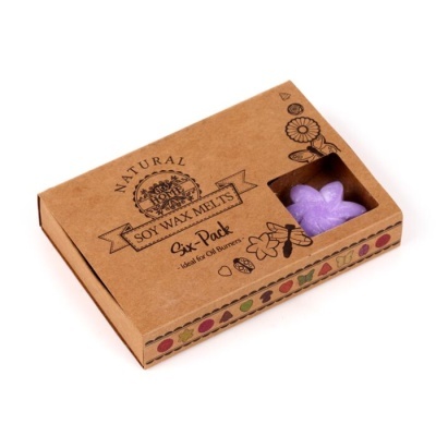 Embalaem de cartão castanho com cera de soja lilás em forma de flor visível pela janela