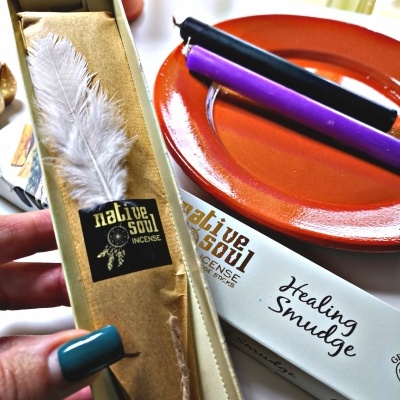Caixa de incenso Native Soul com pena branca, caixa Healing Smudge e prato laranja com incensos preto e roxo