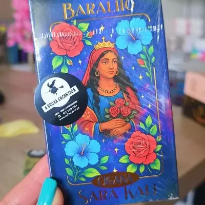 Baralho Cigana Sara Kali com ilustração de mulher e flores em caixa azul