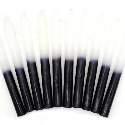 Velas finas degradê preto para branco sobre fundo branco