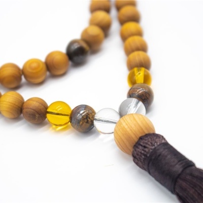 Colar de contas de madeira e contas coloridas com tassel marrom