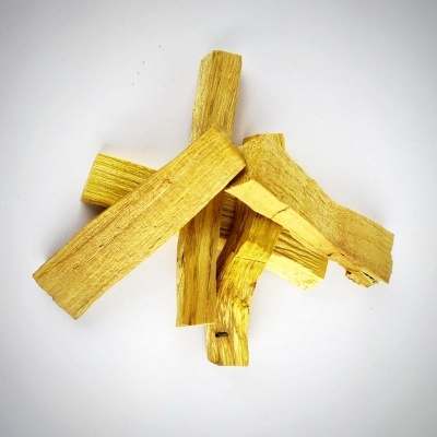 Pedaços de madeira clara com textura natural sobre fundo branco