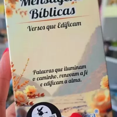Caixa com mensagens bíblicas, decorada com flores e texto descritivo em português.