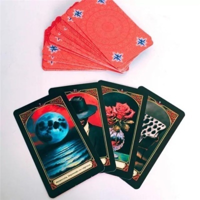 Cartas de tarot coloridas com imagens variadas e versos vermelhos com estrelas azuis