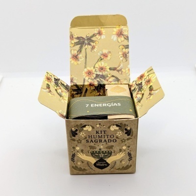 Caixa decorativa aberta com kit Humido Sagrado e pacote 7 Energias em fundo branco