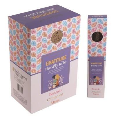 Embalagem colorida de produto 'Gratitude the way to be' Benessere Cinnamon Musk com padrão folhas