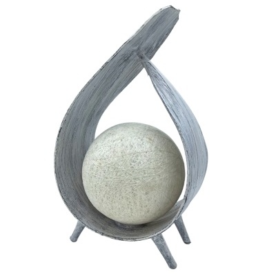 Escultura decorativa em metal cinza claro com esfera branca texturizada