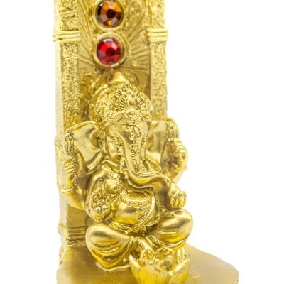 Estatueta dourada de Ganesh com pedras coloridas