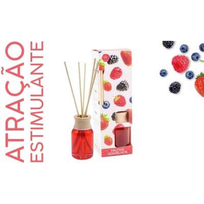 Frasco de difusor vermelho com tampa de madeira e caixa decorada com frutos vermelhos