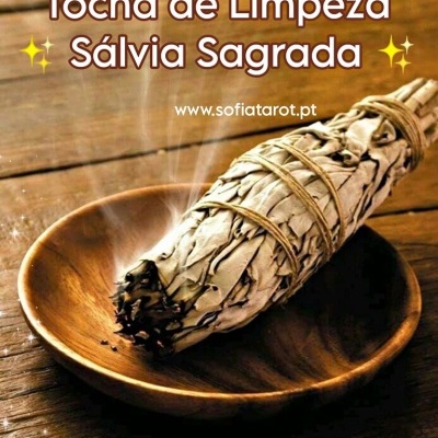 Tocha de limpeza de sálvia sagrada acesa numa tigela de madeira