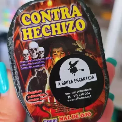 Embalagem de produto Contra Hechizo com design colorido e elementos gráficos místicos