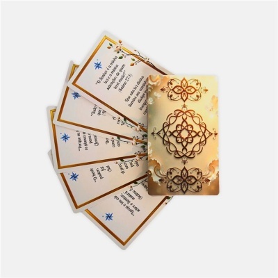 Cartas decorativas com texto em português e padrão ornamental dourado