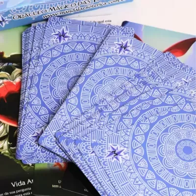 Cartas de oráculo azuis com padrões geométricos e caixa azul com texto