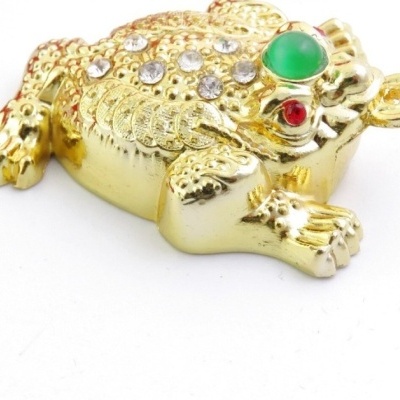 Figura decorativa de rã dourada com pedras brilhantes