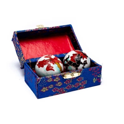 Conjunto de duas bolas chinesas decorativas numa caixa azul com interior vermelho