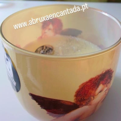 Copo decorado com anjo ruivo e asas, com líquido e moeda dentro