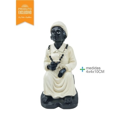 Estátua decorativa de figura humana sentada com colar de contas