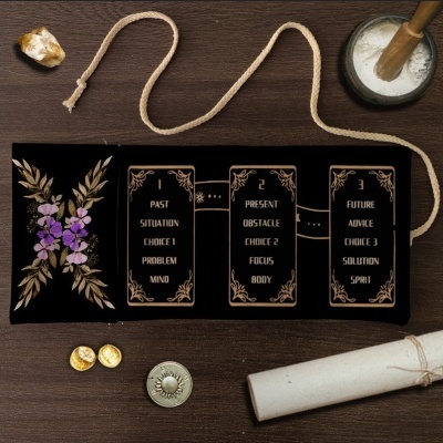 Jogo de cartas de tarô preto com flores roxas e douradas e texto em inglês