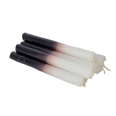 Quatro velas bicolores branco e preto sobre fundo branco