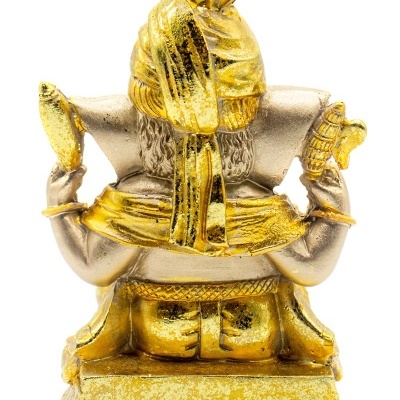 Estátua dourada e prateada de Ganesha vista de costas