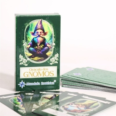 Baralho de cartas Oráculo dos Gnomos com caixa verde e cartas verdes com padrão lilás