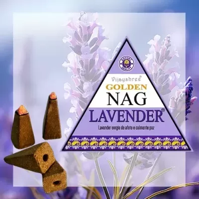 Pacote triangular de incenso Golden Nag Lavender com cones de incenso castanho sobre fundo de flores de lavanda