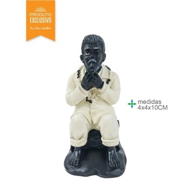 Figura decorativa de homem sentado a tocar flauta, vestindo roupa bege e colares pretos