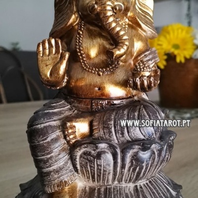Estátua do Deus Ganesha dourada e prateada sentada sobre uma flor com texto WWW.SOFIATAROT.PT e DEUS GANESHA