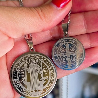 Dois medalhões religiosos em prata com cadeias, um maior e um menor, com inscrições em latim.