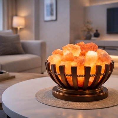 Lâmpada de sal do Himalaia com cristais laranja e branca em suporte de madeira escura sobre mesa redonda branca