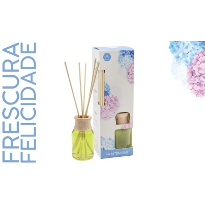 Difusor de ambiente verde com varetas de madeira e embalagem com flores e texto hortênsias.