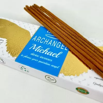 Incenso Archangel Michael com embalagem branca e azul e detalhes dourados