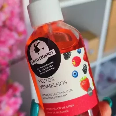 Frasco spray ambientador frutos vermelhos com rótulo colorido e selo preto da marca