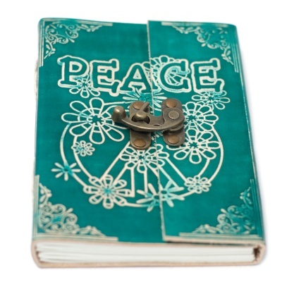 Caderno verde com padrão floral branco e palavra PEACE com fecho metálico bronze