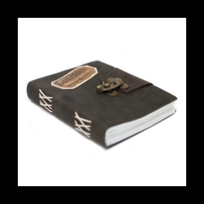 Livro com capa de couro preta e fecho metálico