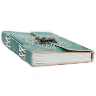 Caderno com capa de couro verde e fecho metálico