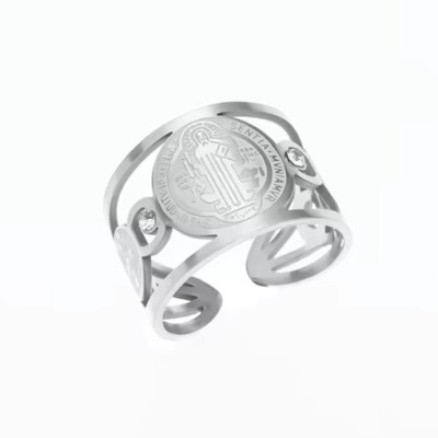 Anel prateado aberto com motivo religioso em relevo