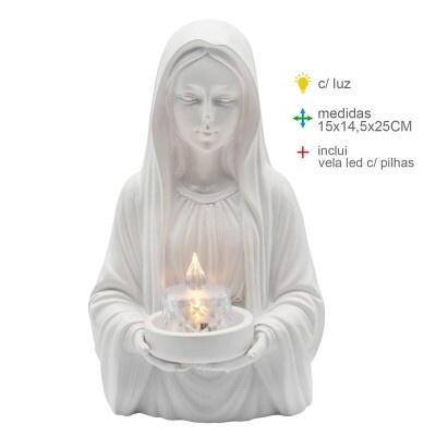 Estátua branca de mulher segurando vela LED acesa