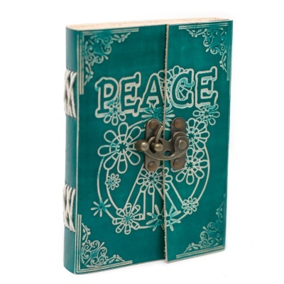 caderno verde azul com fecho metálico e texto PEACE decorado com flores brancas