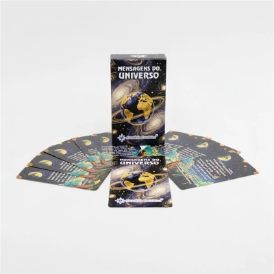 Caixa e cartas do jogo Mensagens do Universo com design espacial e terra dourada
