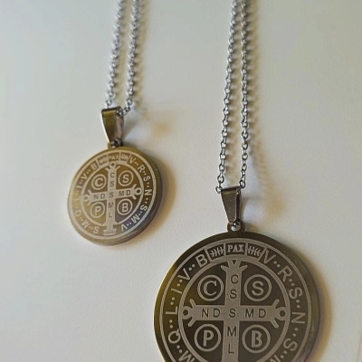 Colares com pendentes redondos em metal prateado com símbolos gravados