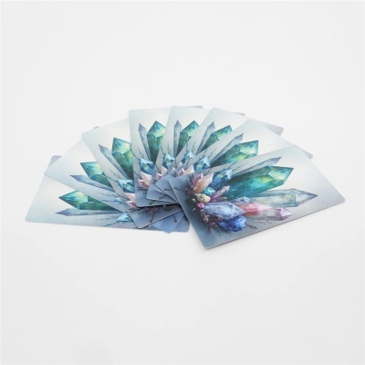 Cartas com ilustração de cristais coloridos dispostas em leque