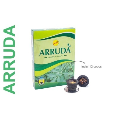 Embalagem verde e branca do produto ARRUDA com dois copos pequenos pretos