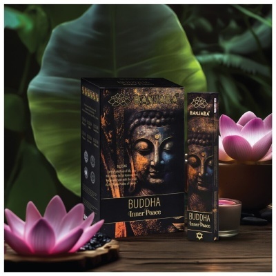 Incenso Banjara Buddha Inner Peace com vela e flores de lótus em ambiente natural