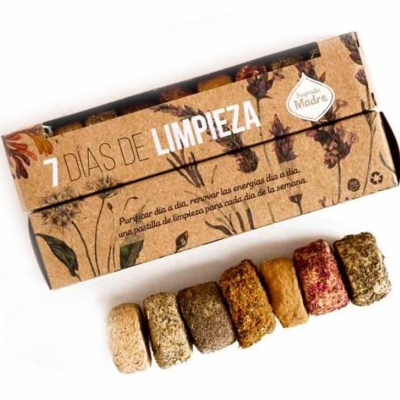 Caixa de cartão reciclado com texto e seis pastilhas coloridas de limpeza