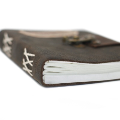 Caderno com capa em pele castanha e costura branca