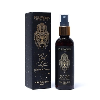 Spray de limpeza de aura Patchouli & Orange da Pure Works Perfumery em frasco preto com embalagem corresponde